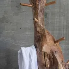 Wieszak ze strukturą i kołkami z litego drewna tekowego - jodła Viadurini