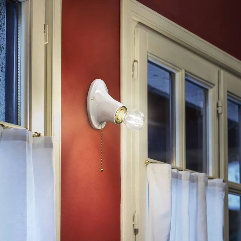 Kinkiet ścienny z białej ceramiki Trieste od Ferroluce Viadurini