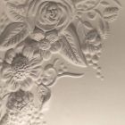 Aplikacja ścienna z matowej białej ceramiki z ozdobnymi kwiatami - Fluxo Viadurini