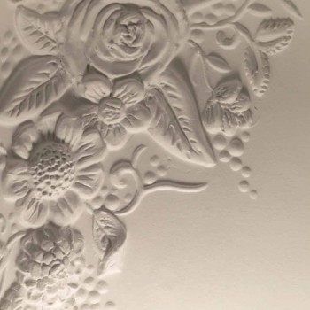 Aplikacja ścienna z matowej białej ceramiki z ozdobnymi kwiatami - Fluxo