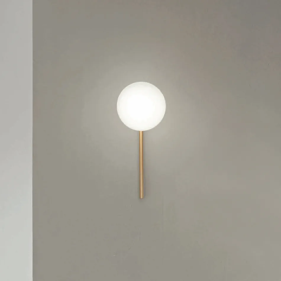 Kinkiet z diodami LED z metalu malowanego na złoto i dmuchanego szkła - Ailanto Viadurini