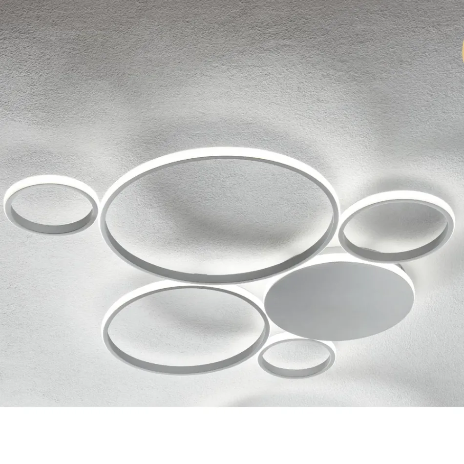 Nowoczesny kinkiet LED z malowanym metalowym wykończeniem w kolorze złotym lub srebrnym - Punto Viadurini