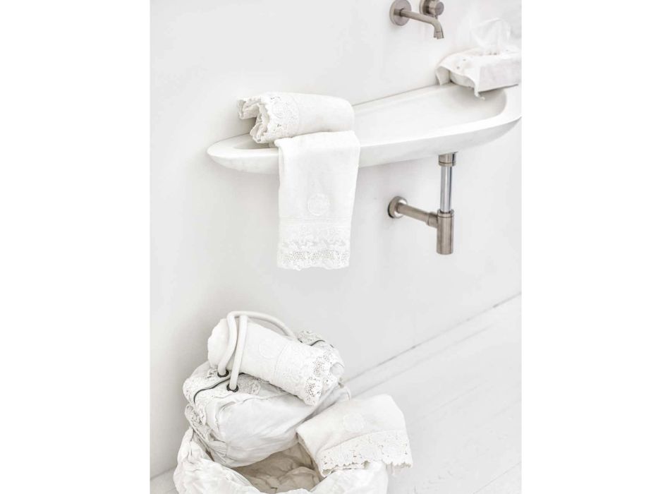 Białe bawełniane ręczniki frotte z koronką 2 sztuki Włoski luksus - małżonkowie