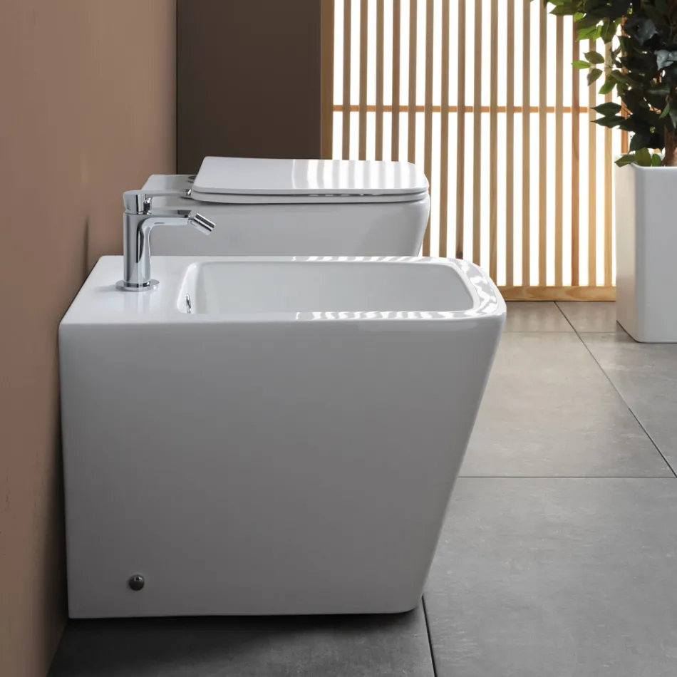 Bidet jednootworowy montowany na podłodze, z białej ceramiki, o eleganckim, nowoczesnym wzornictwie – Giunco Viadurini