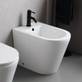 Bidet podłogowy Salice z jednym otworem, wykonany z białej ceramiki, o eleganckim, nowoczesnym wzornictwie