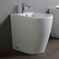 Bidet jednootworowy z przesuniętym odpływem, ceramiczny, o nowoczesnym designie - Oleandro 