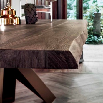 Stół z litego drewna Bonaldo Big Table z naturalnymi krawędziami wykonanymi we Włoszech