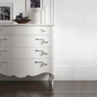 Komoda z płaskorzeźbionego drewna perłowo-białego z chromowanymi uchwytami Made in Italy - Berlin Viadurini