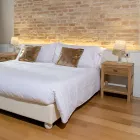 Solidny stolik nocny z drewna tekowego z 1 szufladą - Penca Viadurini