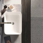 Betonowy kolor i matowa biel Kompozycja łazienkowa z umywalką, lustrem i podstawą - Palom Viadurini