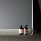 Kompozycja łazienkowa z 2 szufladami i 2 otwartymi przegrodami, lustrem i umywalką - Magnolia Viadurini