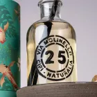 Szara kompozycja łazienkowa z lustrem, szafką z drewna tekowego i akcesoriami - Patryk Viadurini