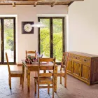 Klasyczny kredens w rustykalnym wykończeniu z litego drewna akacjowego - Malaya Viadurini