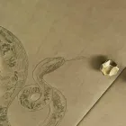 Nowoczesny kredens z 2 drzwiami z litego drewna i skórą anilinową Joy Viadurini