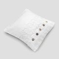 Biała kwadratowa poszewka na poduszkę z koronką i guzikami, włoski luksus - Logos