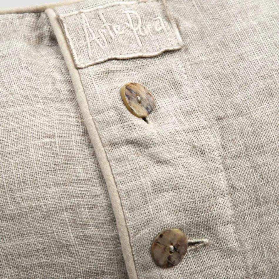 Gruba lniana poszewka na poduszkę z dekoracją w postaci guzików Agoya i lamówką – śródziemnomorska Viadurini