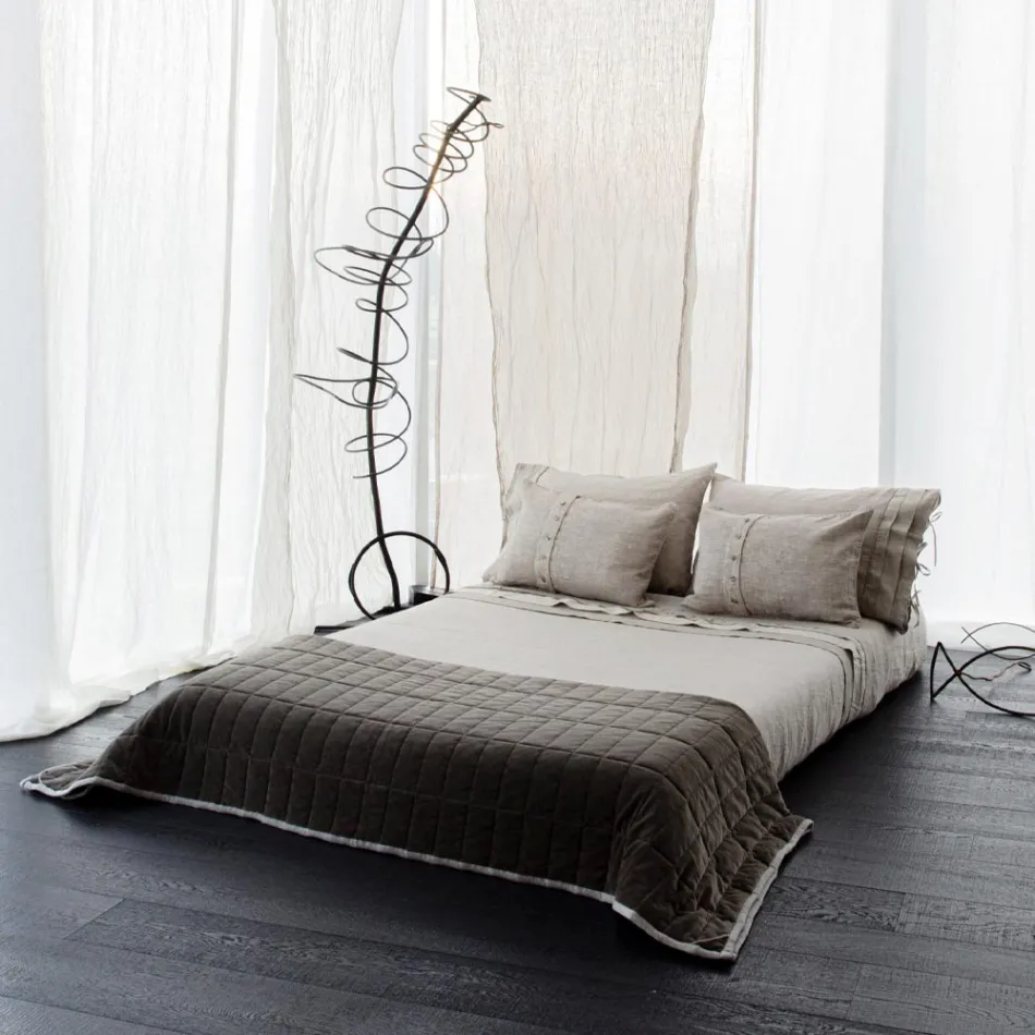 Gruba lniana poszewka na poduszkę z dekoracją w postaci guzików Agoya i lamówką – śródziemnomorska Viadurini