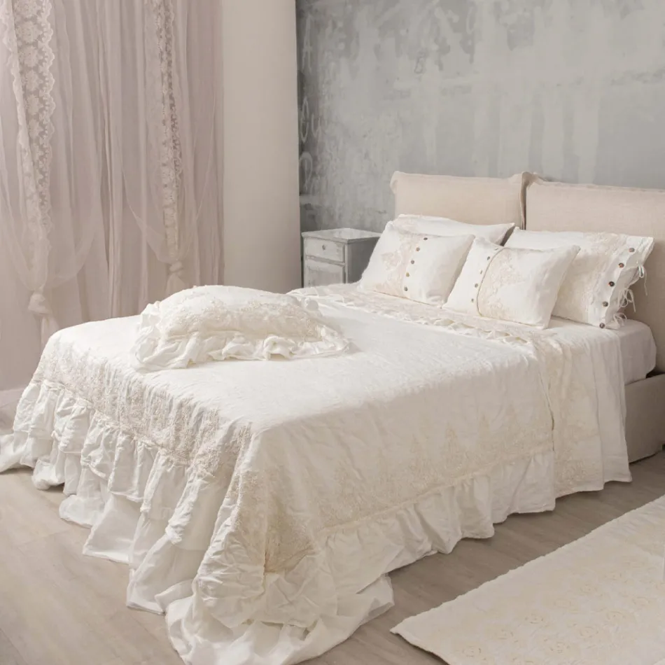 Kwadratowa poszewka na poduszkę z białego lnu z ozdobną koronką na brzegach i falbankami - Priscilla Viadurini