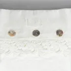 Kwadratowa poszewka na poduszkę z zakurzonego lub retro lnu z guzikami i koronką Armonia - logo Viadurini