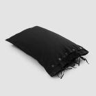 Prostokątna poszewka na łóżko z białego lub czarnego lnu z guzikami i sznurowadłami - Agora Viadurini