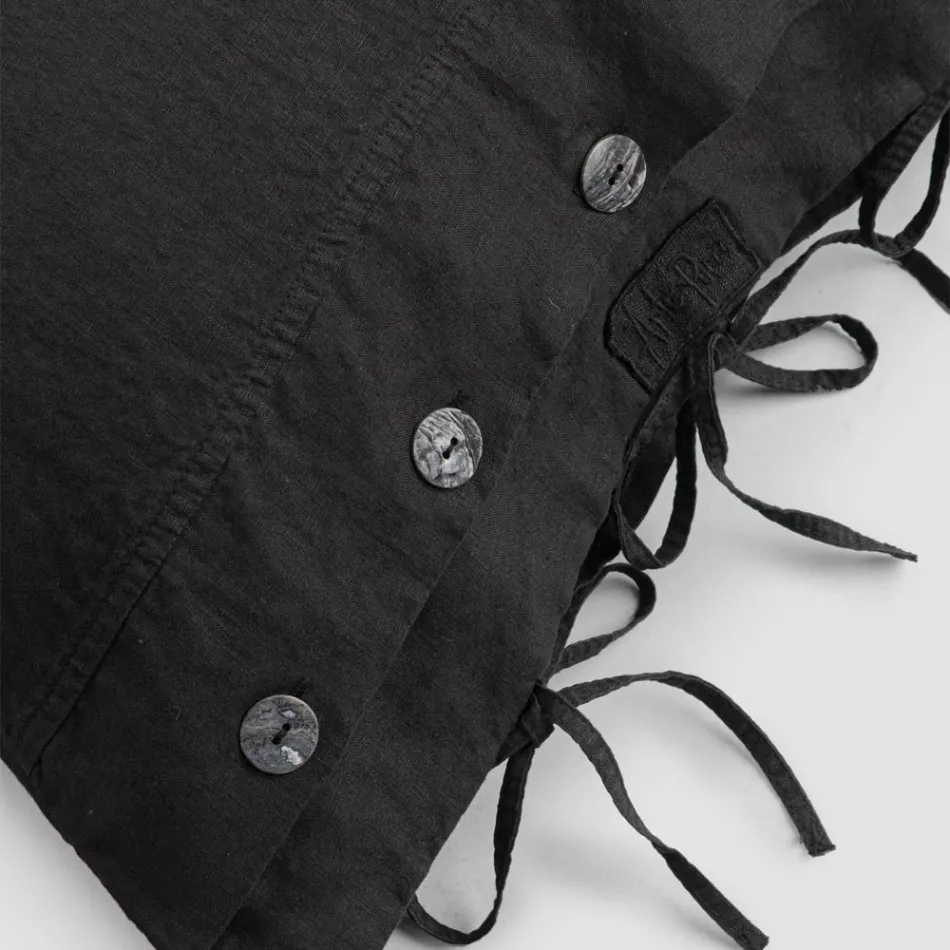 Prostokątna poszewka na łóżko z białego lub czarnego lnu z guzikami i sznurowadłami - Agora Viadurini