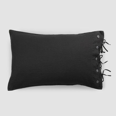 Prostokątna poszewka na poduszkę z białej lub czarnej lnu z guzikami i sznurowadłami - Agora Viadurini