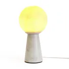 Stożkowa lampa z białą kulą i marmurową podstawą Made in Italy - Tobio Viadurini