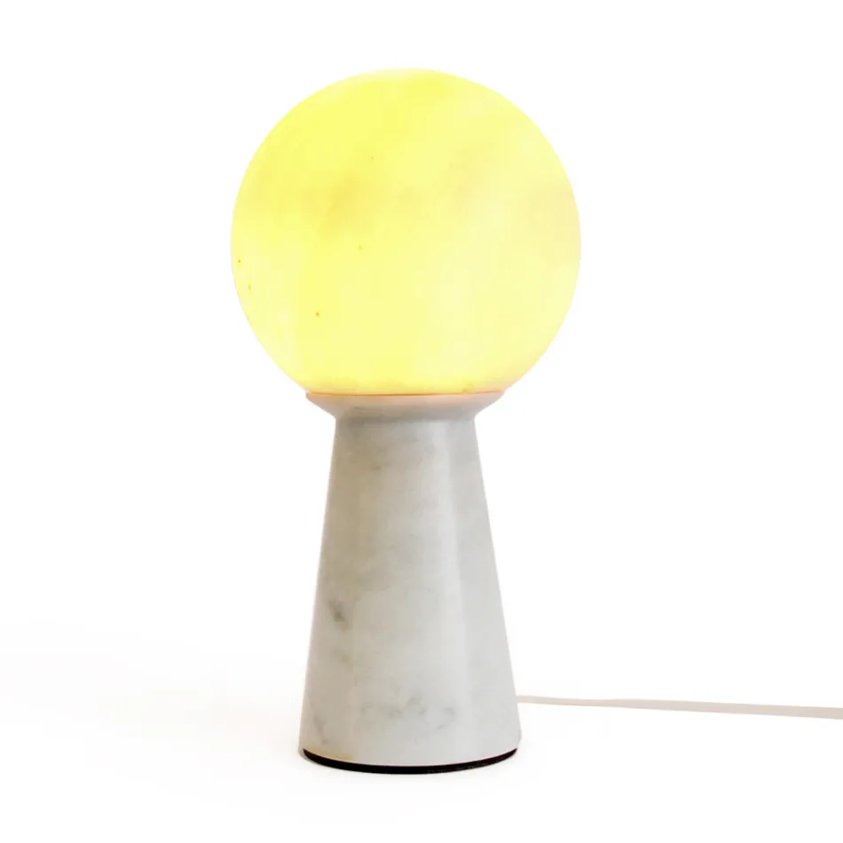 Stożkowa lampa z białą kulą i marmurową podstawą Made in Italy - Tobio Viadurini