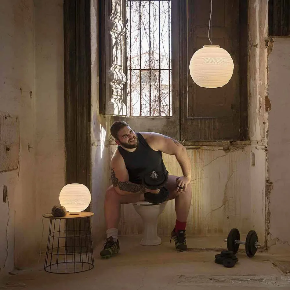 Lampa stołowa z białego satynowego szkła i nowoczesnego metalu - Morse Viadurini