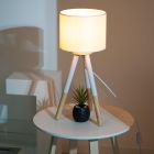 Lampa stołowa z białego płótna z metalową i drewnianą strukturą - Fiona Viadurini