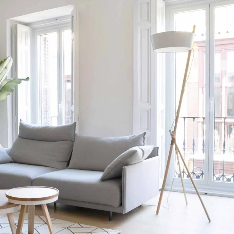 Lampa podłogowa z drewna i metalu z detalami ze skóry wegańskiej - Avetta Viadurini