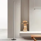 Lampa podłogowa z metalu malowanego na czarno ze światłem LED - pomarańcza Viadurini