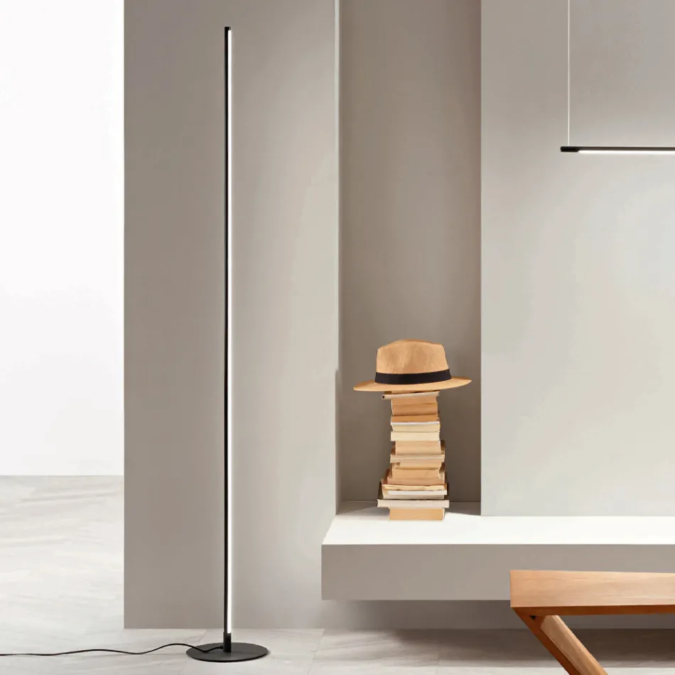 Lampa podłogowa z metalu malowanego na czarno ze światłem LED - pomarańcza Viadurini