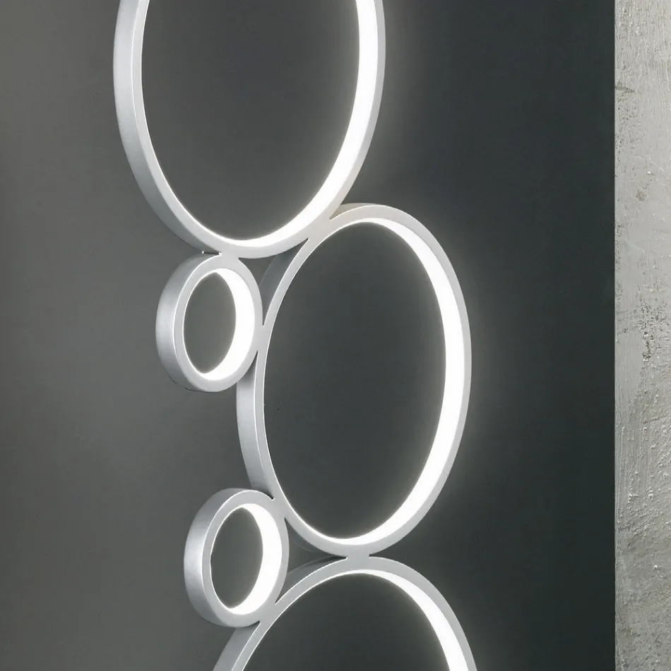 Nowoczesna lampa podłogowa LED z metalu malowanego na złoto lub srebro - Punto Viadurini