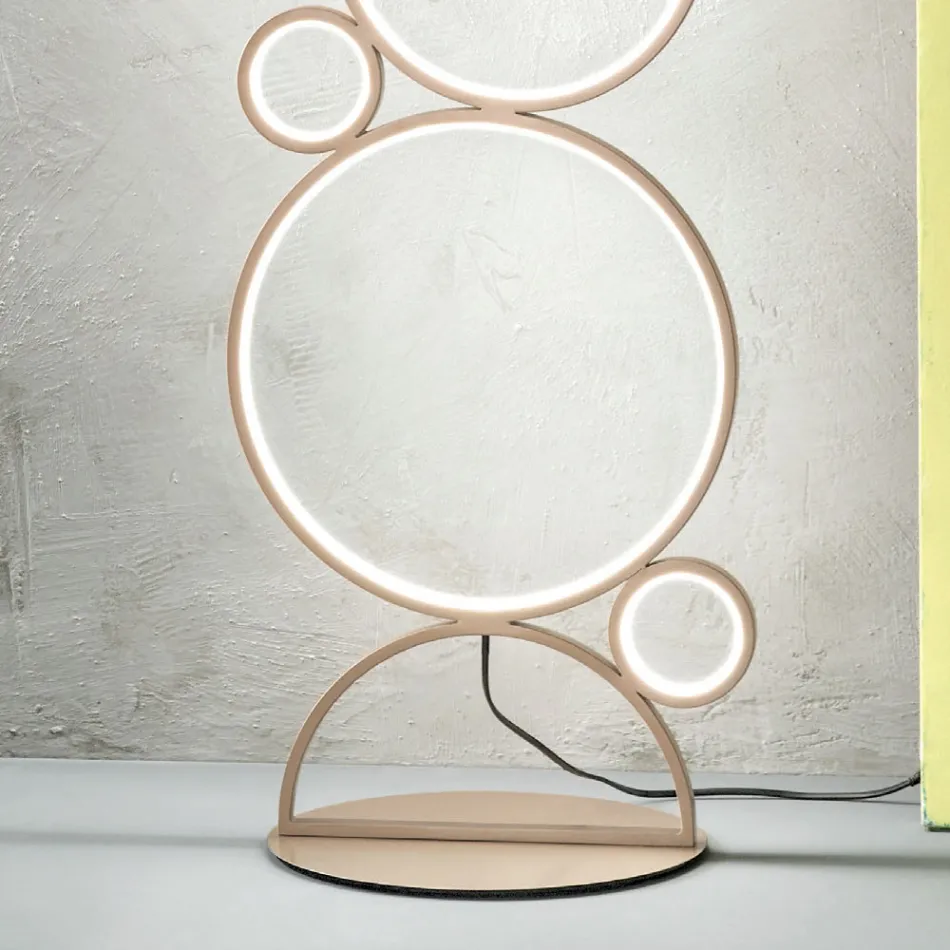 Nowoczesna lampa podłogowa LED z metalu malowanego na złoto lub srebro - Punto Viadurini