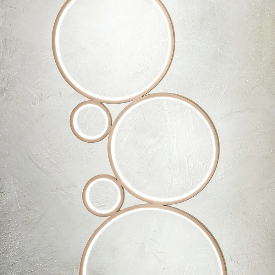 Nowoczesna lampa podłogowa LED z metalu malowanego na złoto lub srebro - Punto Viadurini