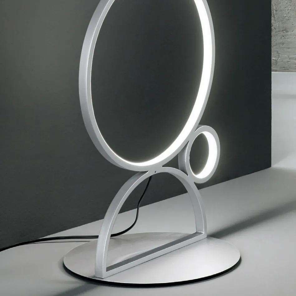 Nowoczesna lampa podłogowa LED z metalu malowanego na złoto lub srebro - Punto Viadurini