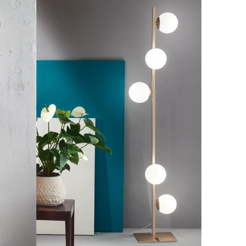 Nowoczesna lampa podłogowa z czarnego lub złotego metalu i dmuchanego szkła - Birga Viadurini