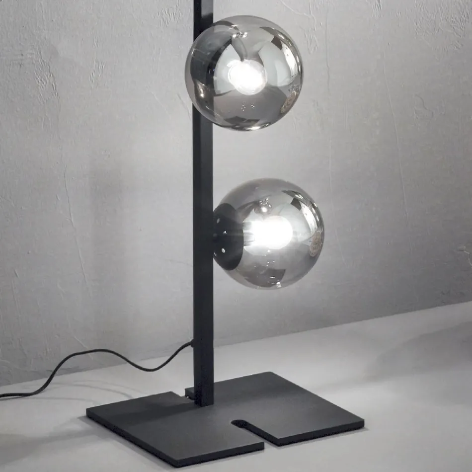 Nowoczesna lampa podłogowa z czarnego lub złotego metalu i dmuchanego szkła - Birga Viadurini