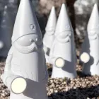 Zewnętrzna lampa podłogowa LED w nowoczesnym stylu z białego technopolimeru - Nano Viadurini