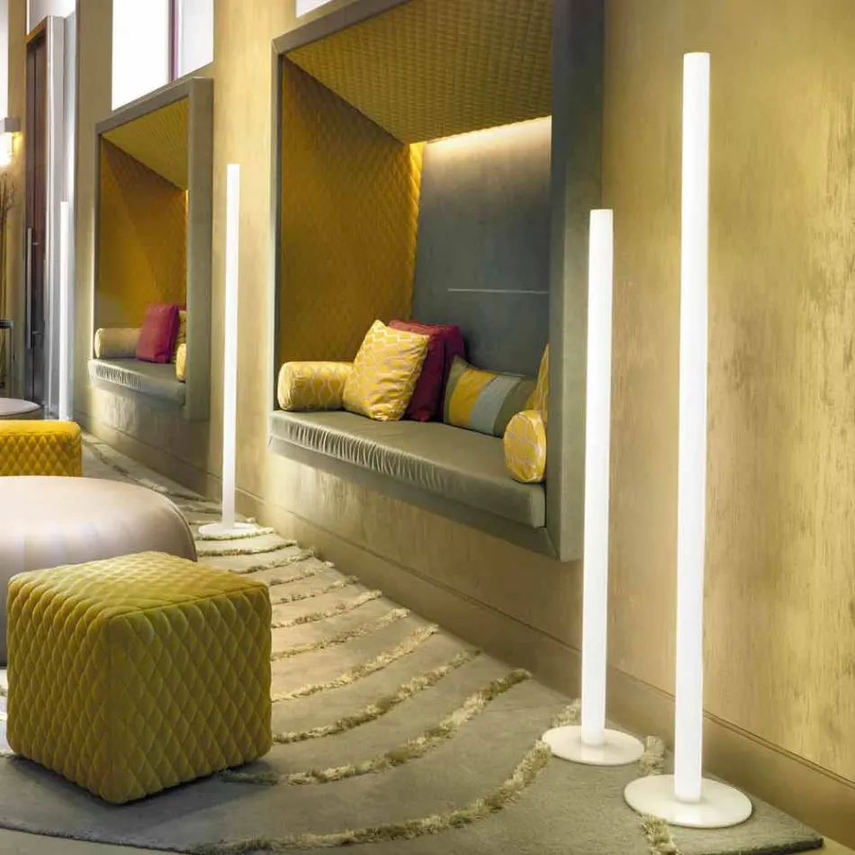 Sufitowa lampa podłogowa Flux slim z metakrylanu produkowanego we Włoszech Viadurini