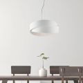Nebula: Lampa i metalowa lampa, idealna do stylowych dekoracji.