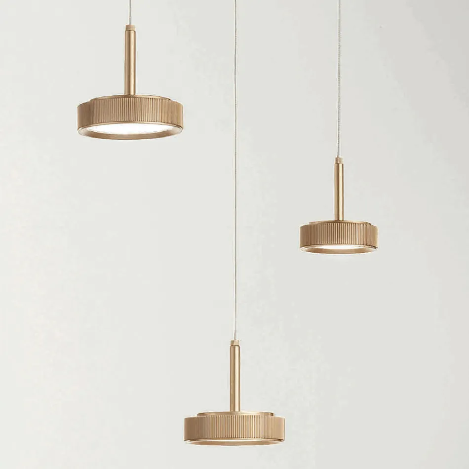 Żyrandol z okrągłą podstawą z metalu malowanego na złoto i oświetleniem LED - Grab Viadurini