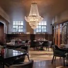 Żelazny i złoty żyrandol z kryształkami wyprodukowany we Włoszech do dekoracji wnętrz - Austria Viadurini