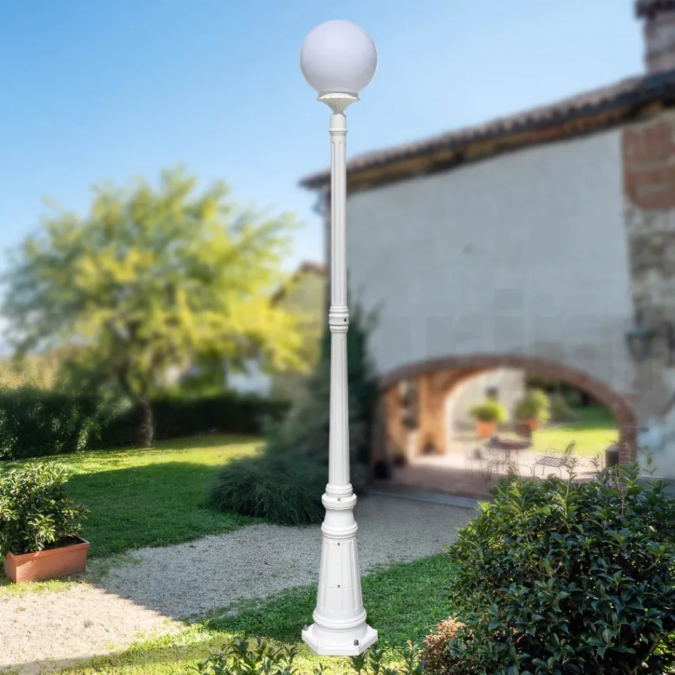 Lampa uliczna o wysokości 208 cm z białego akrylu i aluminium, wyprodukowana we Włoszech - Trovabianco Viadurini