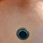 Zaprojektuj umywalkę nablatową z przezroczystej żywicy i miedzi - Salvatore Viadurini