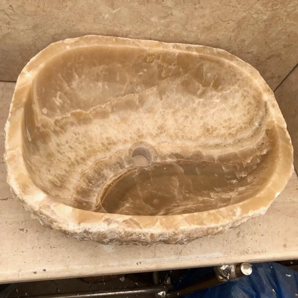 Umywalka nablatowa z kamienia naturalnego Laia, unikalna  Viadurini