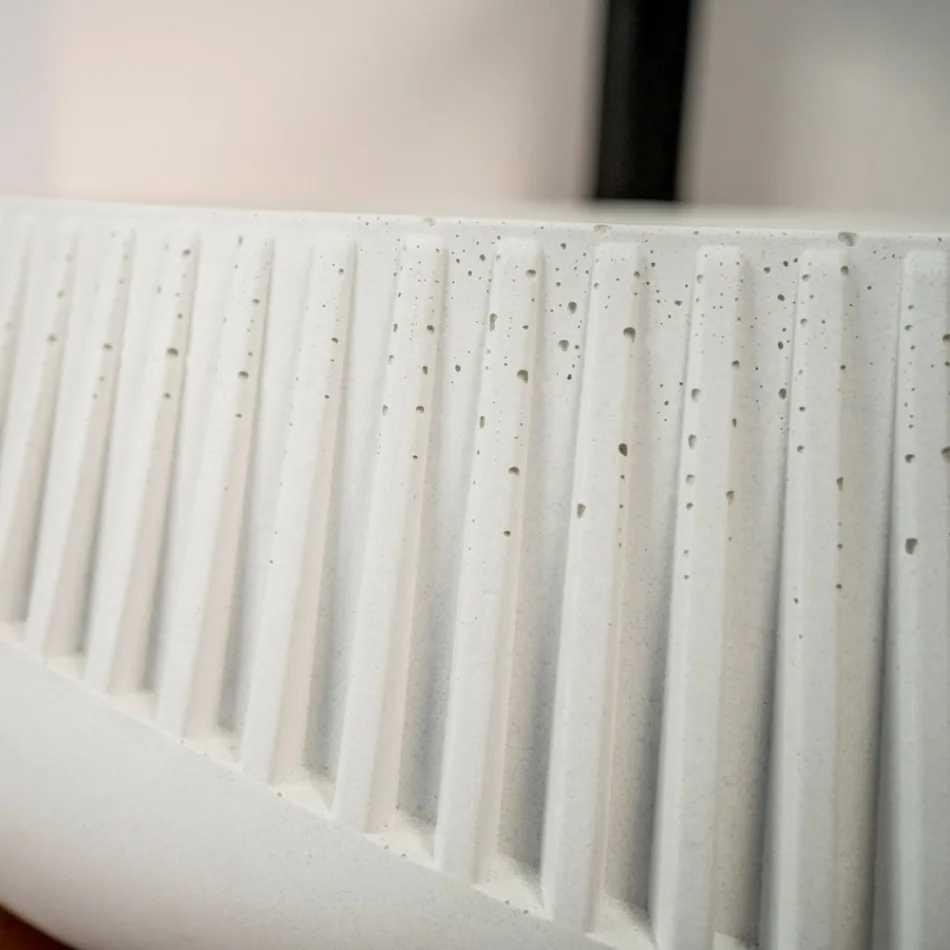 Okrągła umywalka nablatowa wykonana z cementu i żywicy - Ibisco Viadurini