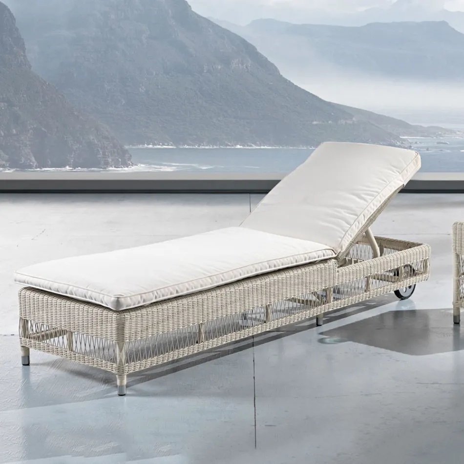 Zewnętrzny leżak z kółkami z ręcznie tkanego technorattanu - Gigi Viadurini
