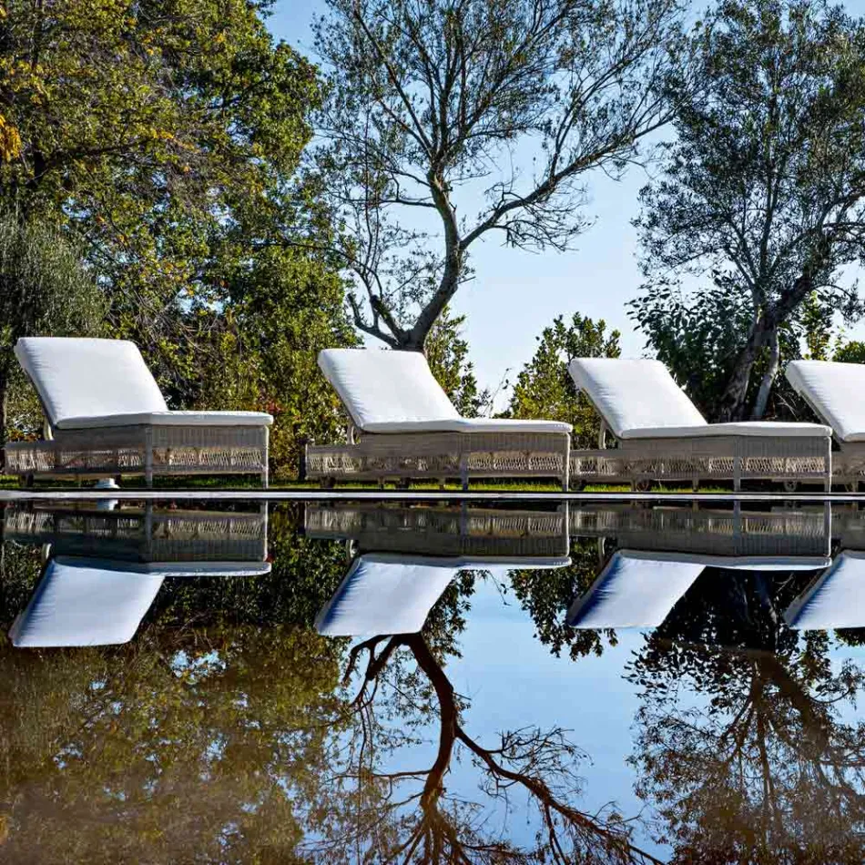 Zewnętrzny leżak z kółkami z ręcznie tkanego technorattanu - Gigi Viadurini